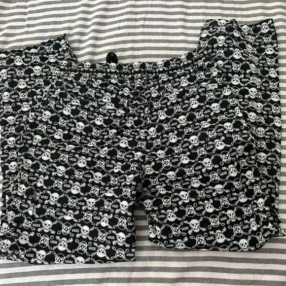 Vans Skull and Crossbones pants men’s size Small would be women’s Medium - Picture 1 of 5